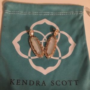 EUC Kendra Scott Kalina earrings